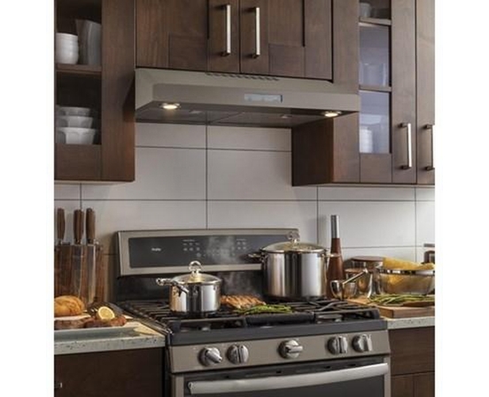 Hotte de cuisinière sous cabinet de 30 po avec 4 vitesses GE Profile - PVX7300EJESC