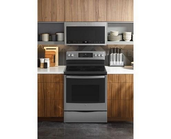 Cuisinière autoportante électrique de 30 po avec technologie convection véritable GE Profile - PCB900YVFS
