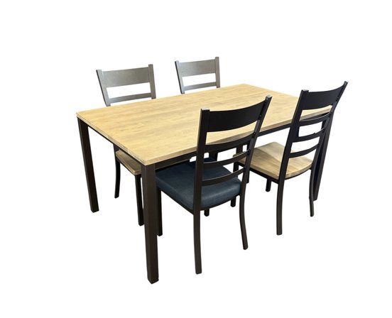 Table et 4 chaises de Amisco