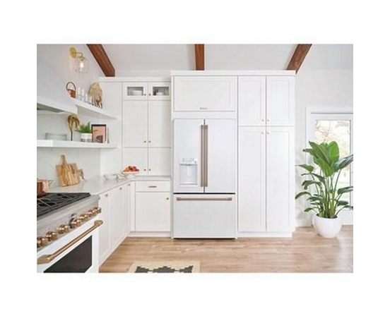 Réfrigérateur trois portes avec porte à deux battants à profondeur de comptoir de 36 po, 22,2 Pi cu. avec distributeur d'eau chaude Café - CYE22TP4MW2