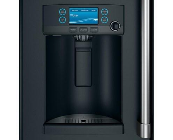 Réfrigérateur trois portes avec porte à deux battants à profondeur de comptoir de 36 po, 22,2 Pi cu. avec distributeur d'eau chaude Café - CYE22TP3MD1