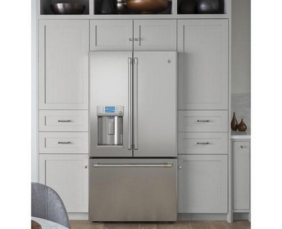 Réfrigérateur trois portes avec porte à deux battants à profondeur de comptoir de 36 po, 22,2 Pi cu. avec distributeur d'eau chaude Café - CYE22TP2MS1