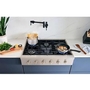 Dessus de cuisinière encastrée à gaz de 36 po. avec brûleur OptiSim® Bosch - RGM8658UC