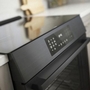 Cuisinière à induction coulissante de 30 po avec convection européenne authentique Bosch - HII8047C