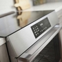 Cuisinière à induction coulissante de 30 po avec convection européenne authentique Bosch - HIIP057C