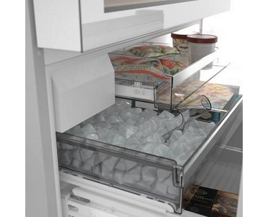 Réfrigérateur quatre portes avec porte à deux battants à profondeur de comptoir de 36 po., 20,5 Pi cu. avec FlexBar™ Bosch - B36CL81ENW