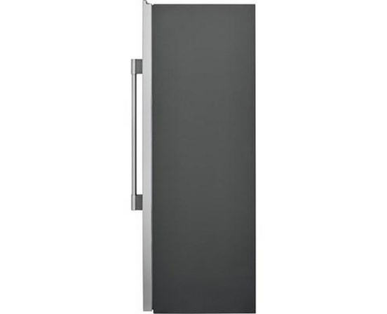 Congélateur vertical de 18,6 Pi cu. avec machine à glaçons interne Frigidaire Professional - FPFU19F8WF