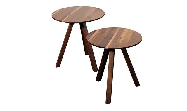 Ensemble de deux tables de bout en noyer de Verbois