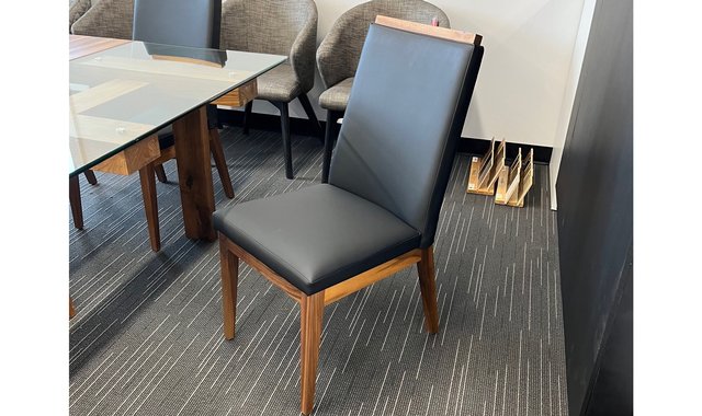 Chaise de cuisine en noyer de Verbois