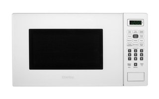 Four à micro-ondes de comptoir de 17 po., 0,7 pi³ avec 6 options de cuisson automatique Danby - DBMW0721BWW