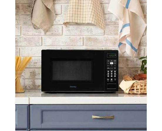Four à micro-ondes de comptoir de 17 po., 0,7 pi³ avec 6 options de cuisson automatique Danby - DBMW0721BBB