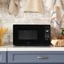 Four à micro-ondes de comptoir de 17 po., 0,7 pi³ avec 6 options de cuisson automatique Danby - DBMW0721BBB