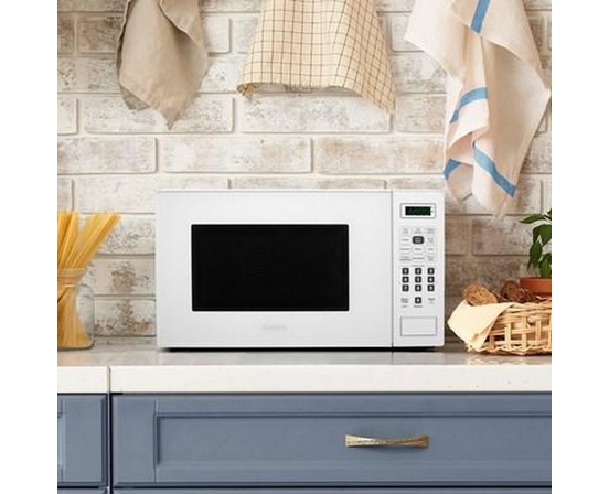 Four à micro-ondes de comptoir de 17 po., 0,7 pi³ avec 6 options de cuisson automatique Danby - DBMW0721BWW