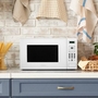 Four à micro-ondes de comptoir de 17 po., 0,7 pi³ avec 6 options de cuisson automatique Danby - DBMW0721BWW