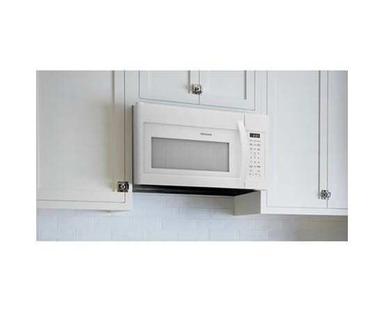 Four à micro-ondes à hotte intégrée de 1,8 pi³ Frigidaire - FMOS1846BW