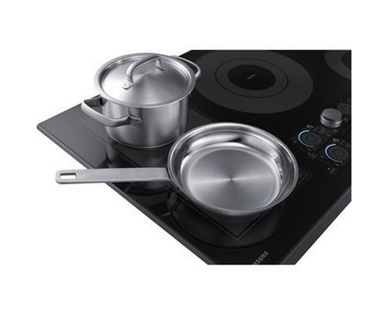 Table de cuisson encastrée à induction de 36 po. avec Virtual Flame Technology™ Samsung - NZ36K7880UG/AA